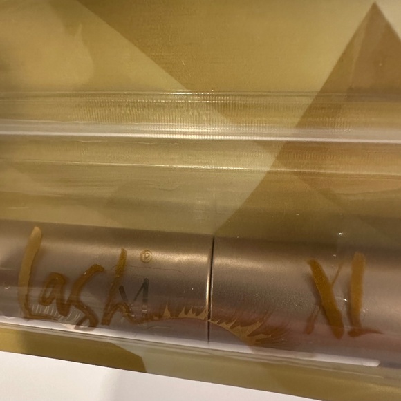 Belle Beauty Backlash XL Tubing Mascara - Color: Black - Picture 5 of 9